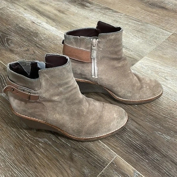 Cole Haan Martina Suede Tan Ankle Booties, size 6.5 - Picture 3 of 13